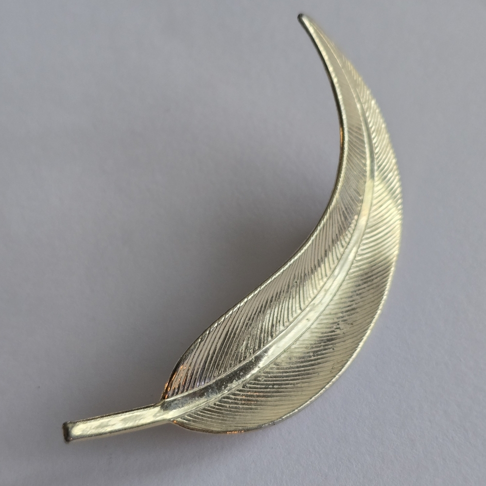Vintage leaf brooch gold tone Pin fall autumn jewelry leaves foliage nature